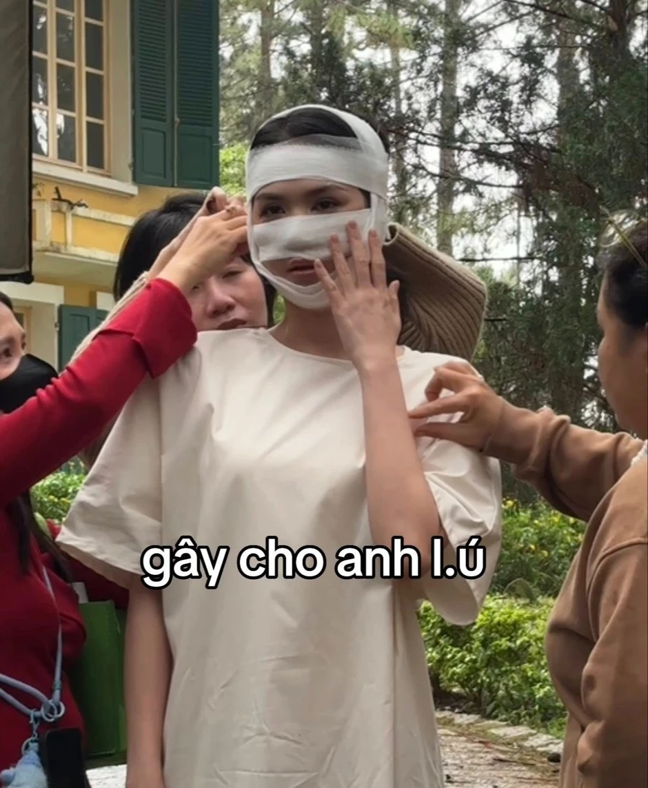 Hình ảnh Ngọc Trinh băng bó kín cả mặt