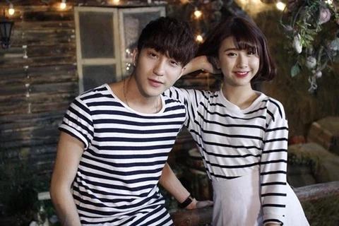 Hình ảnh phản chiếu trong gương vô tình để lộ chuyện B Trần đang hẹn hò cô gái nóng bỏng?