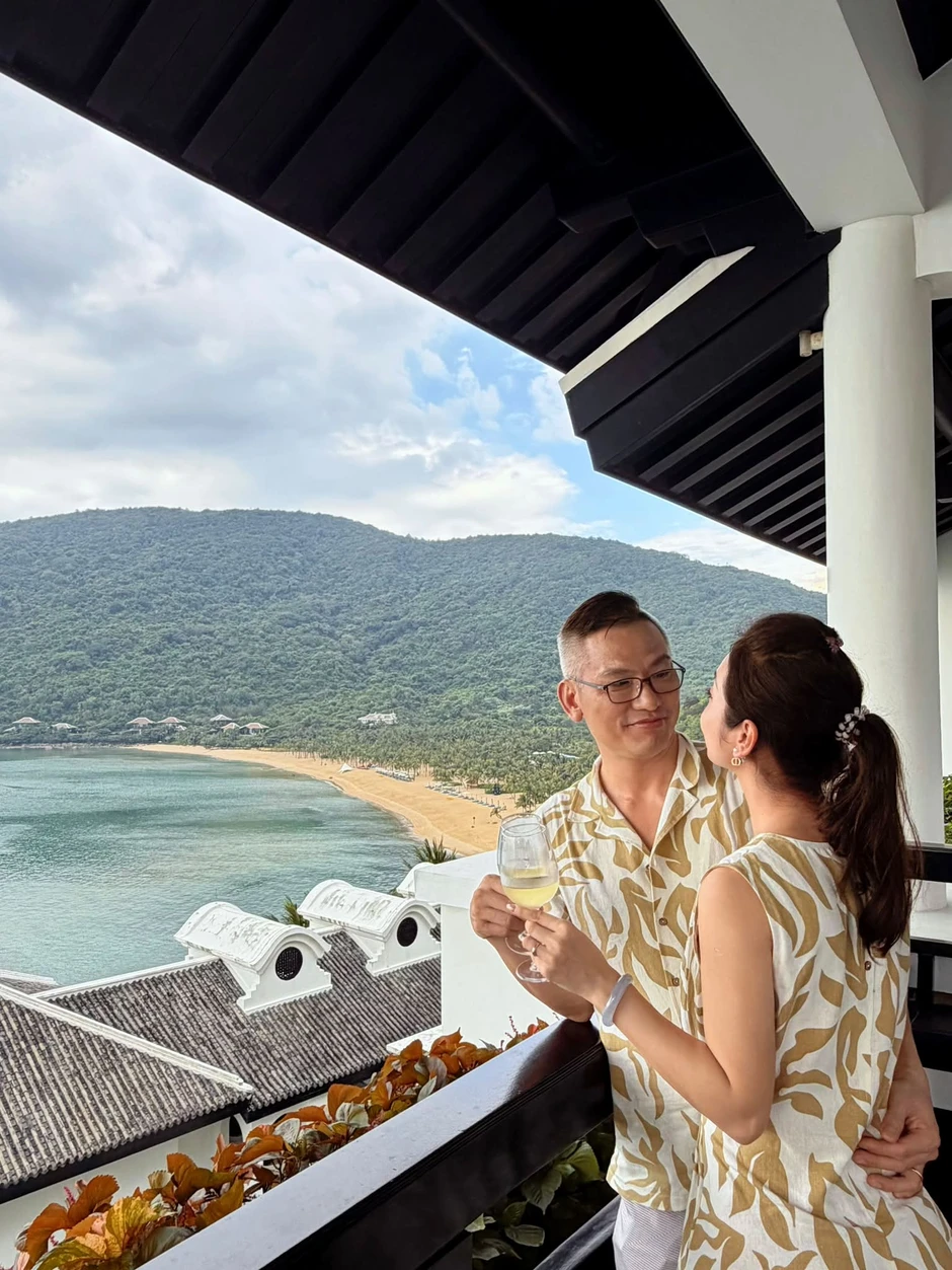 Hoa hậu đẹp bậc nhất Việt Nam tình tứ bên chồng đại gia: "Tụi mình vẫn còn chơi với nhau"