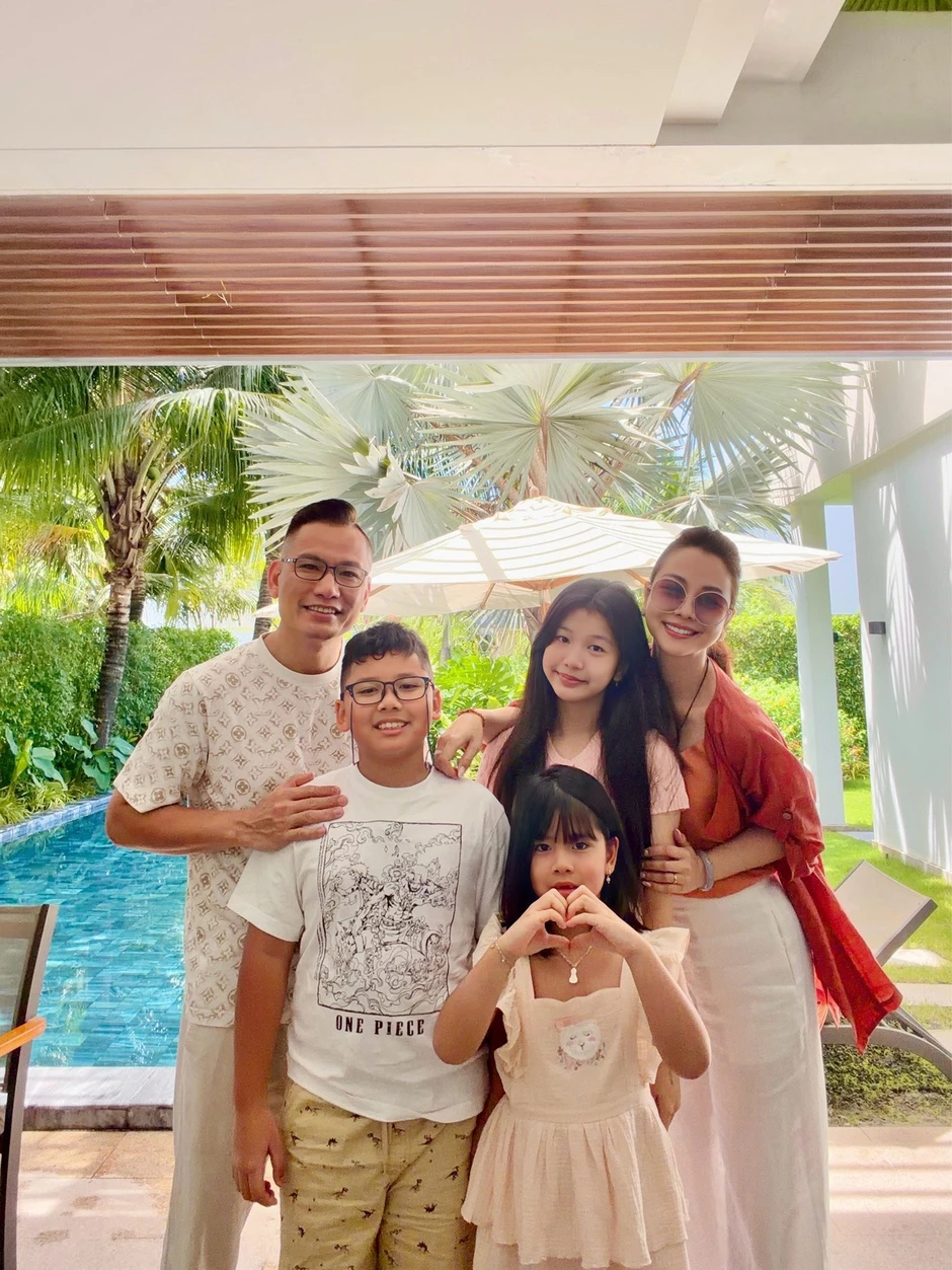 Hoa hậu đẹp bậc nhất Việt Nam tình tứ bên chồng đại gia: "Tụi mình vẫn còn chơi với nhau"