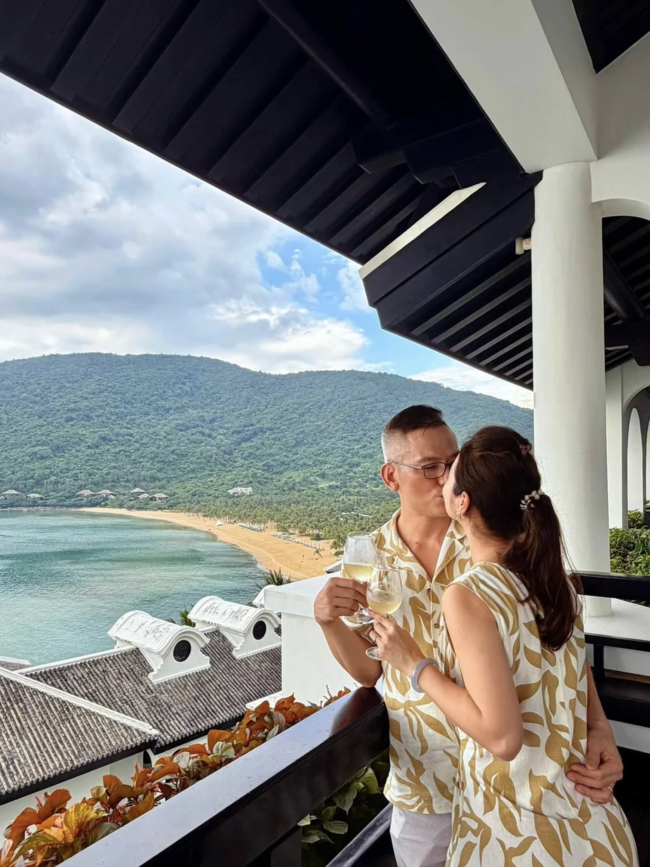 Hoa hậu đẹp bậc nhất Việt Nam tình tứ bên chồng đại gia: "Tụi mình vẫn còn chơi với nhau"