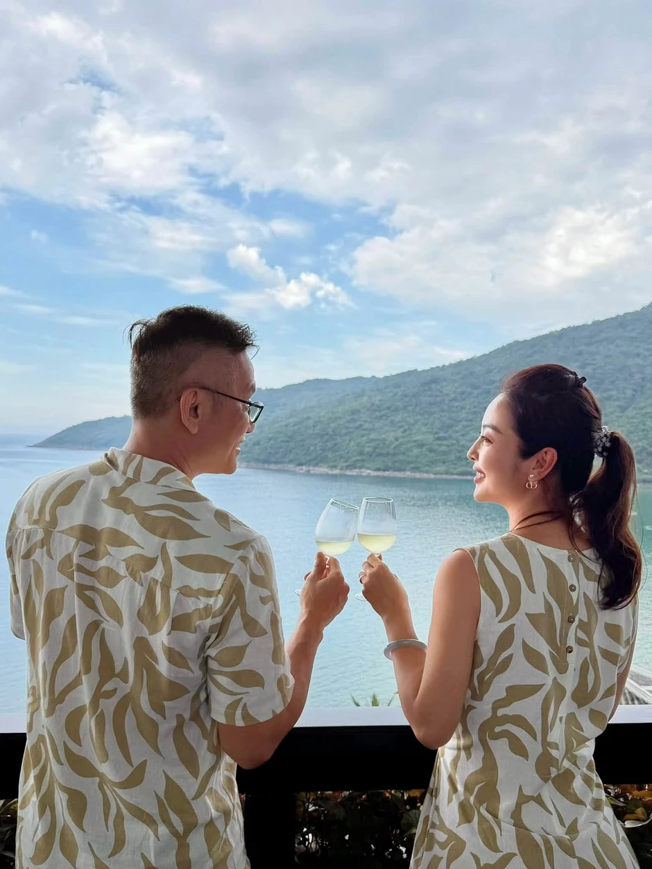 Hoa hậu đẹp bậc nhất Việt Nam tình tứ bên chồng đại gia: "Tụi mình vẫn còn chơi với nhau"