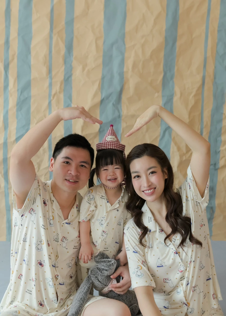 Hoa hậu Đỗ Mỹ Linh bị "team qua đường" bắt gặp khi bầu lần 2