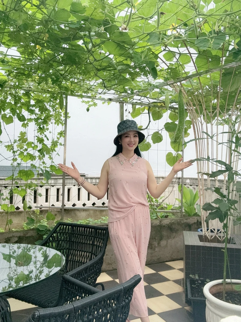 Hoa hậu Giáng My U60 khoe body đẹp "mướt mắt", ở biệt thự nguy nga như cung điện