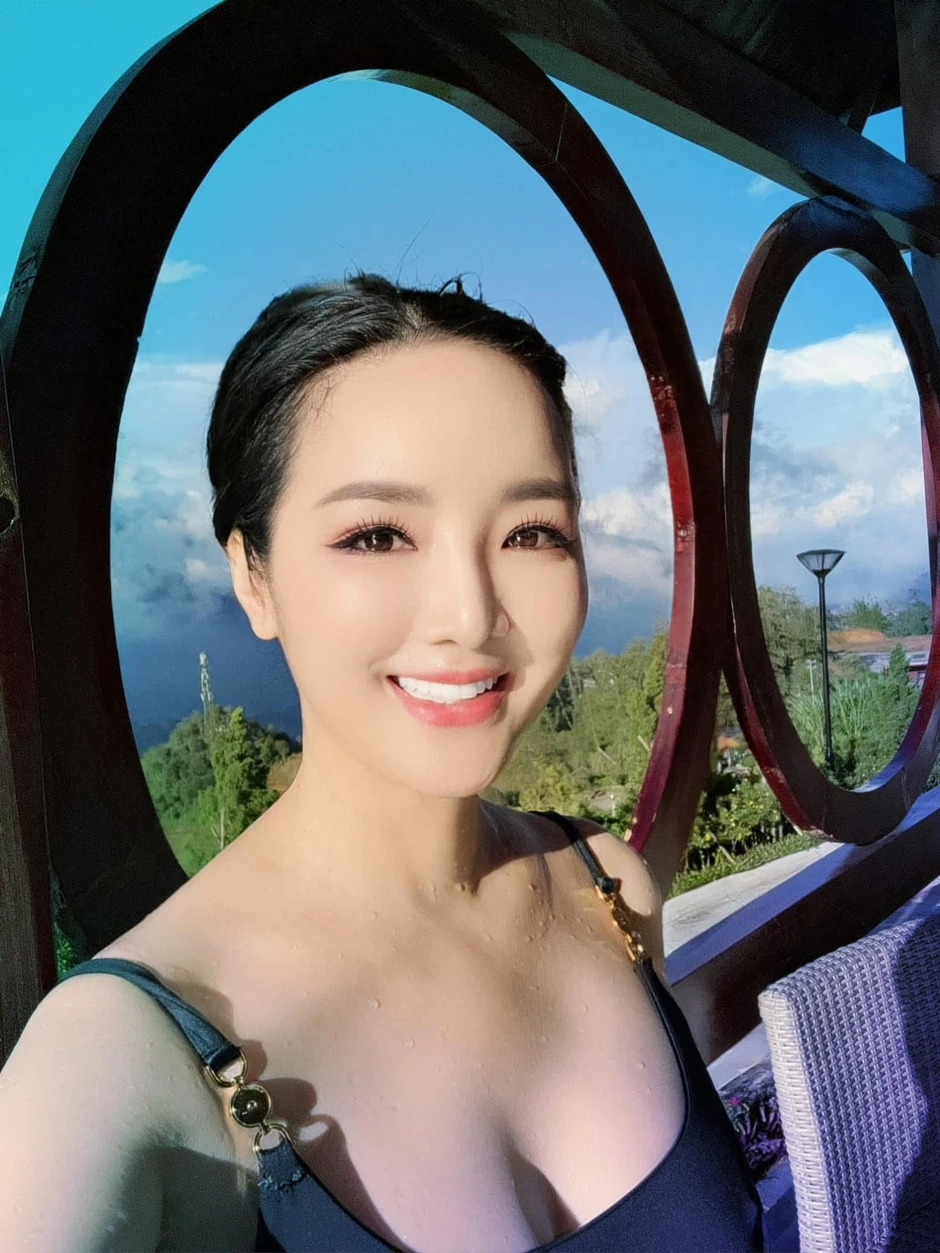 Hoa hậu Giáng My U60 khoe body đẹp "mướt mắt", ở biệt thự nguy nga như cung điện