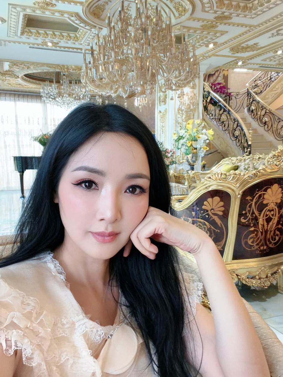 Hoa hậu Giáng My U60 khoe body đẹp "mướt mắt", ở biệt thự nguy nga như cung điện