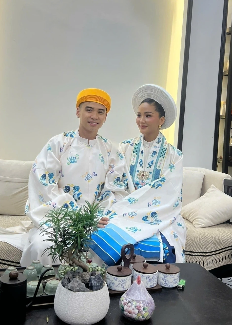 Hoa hậu H'Hen Niê báo tin song hỷ