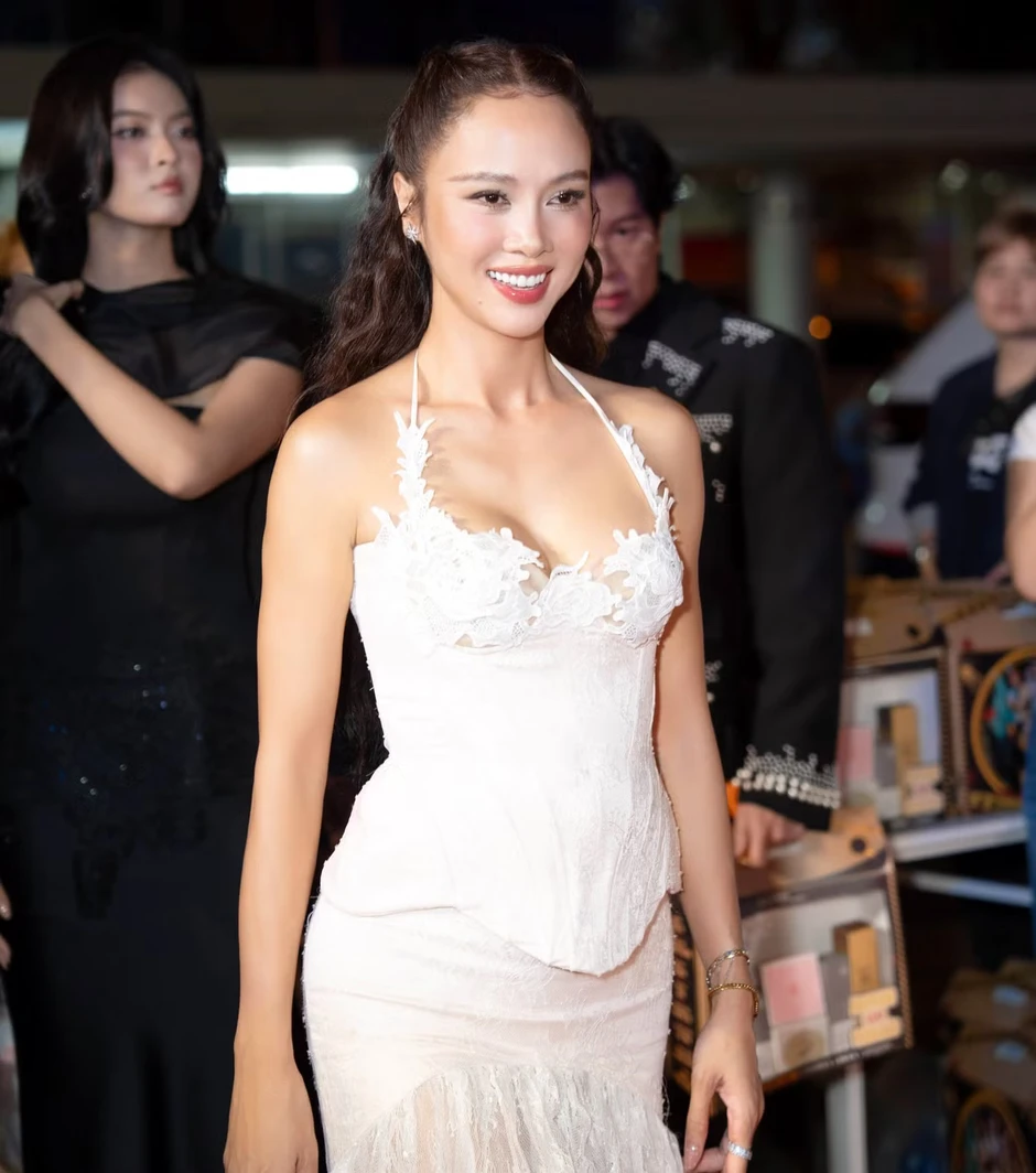 Hoa hậu Thái Lan giữa dàn trai tài gái sắc Việt Nam Hoa hậu Thái Lan giữa dàn trai tài gái sắc Việt Nam