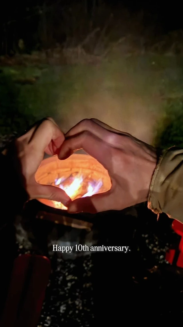 Hoa hậu và chồng bác sĩ hơn 13 tuổi vừa đệ đơn ly hôn, nay tái hợp "như chưa hề có cuộc chia ly" Hoa hậu và chồng bác sĩ hơn 13 tuổi vừa đệ đơn ly hôn, nay tái hợp "như chưa hề có cuộc chia ly"