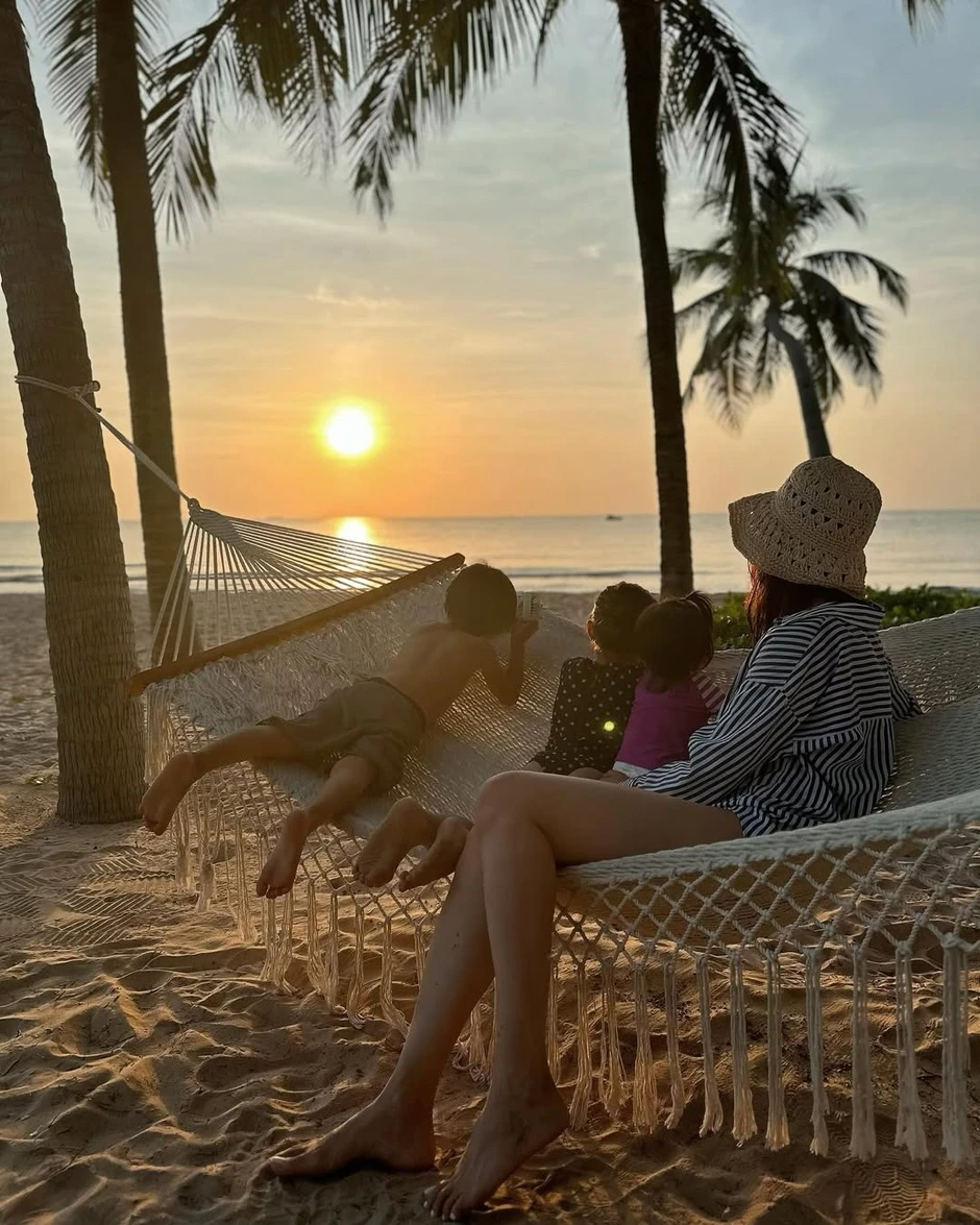 Hoa hậu và chồng bác sĩ hơn 13 tuổi vừa đệ đơn ly hôn, nay tái hợp "như chưa hề có cuộc chia ly" Hoa hậu và chồng bác sĩ hơn 13 tuổi vừa đệ đơn ly hôn, nay tái hợp "như chưa hề có cuộc chia ly"