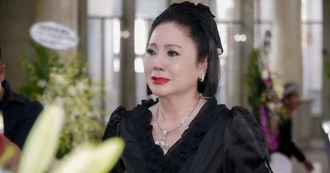 Hoa khôi cải lương đau đớn trước sự ra đi kỳ lạ của bà bầu show quyền lực