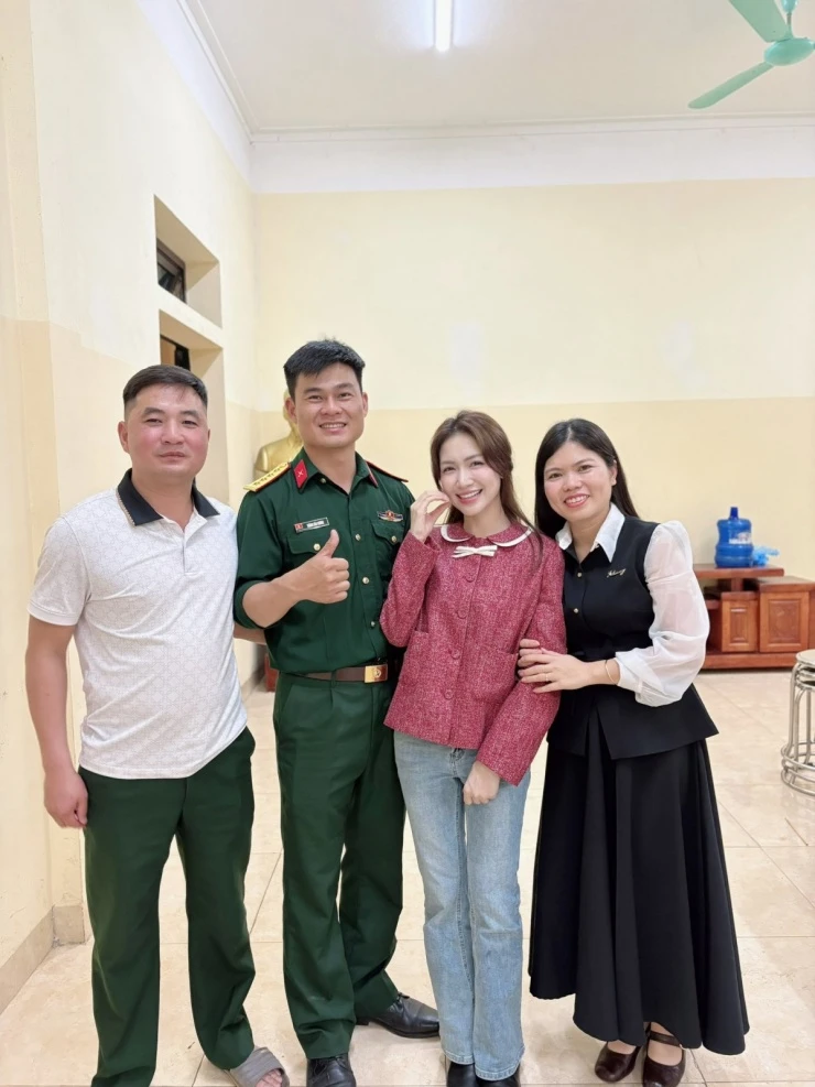 Hòa Minzy gây chú ý khi ra mắt đơn vị bạn trai