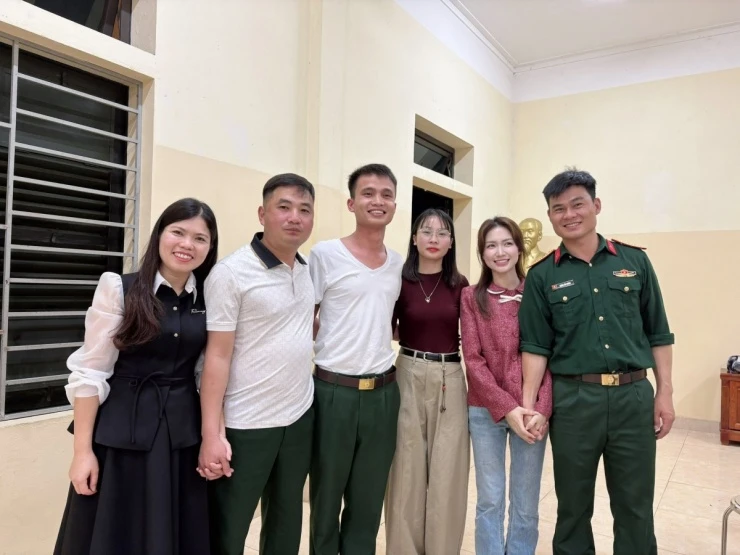 Hòa Minzy gây chú ý khi ra mắt đơn vị bạn trai