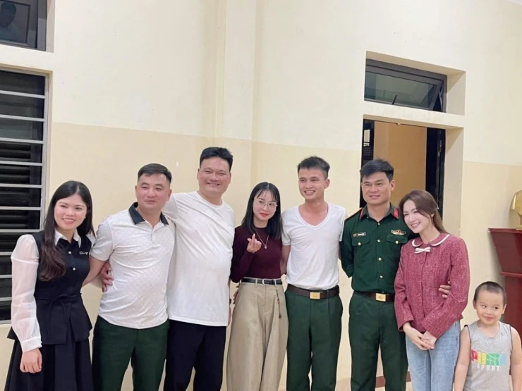 Hòa Minzy gây chú ý khi ra mắt đơn vị bạn trai
