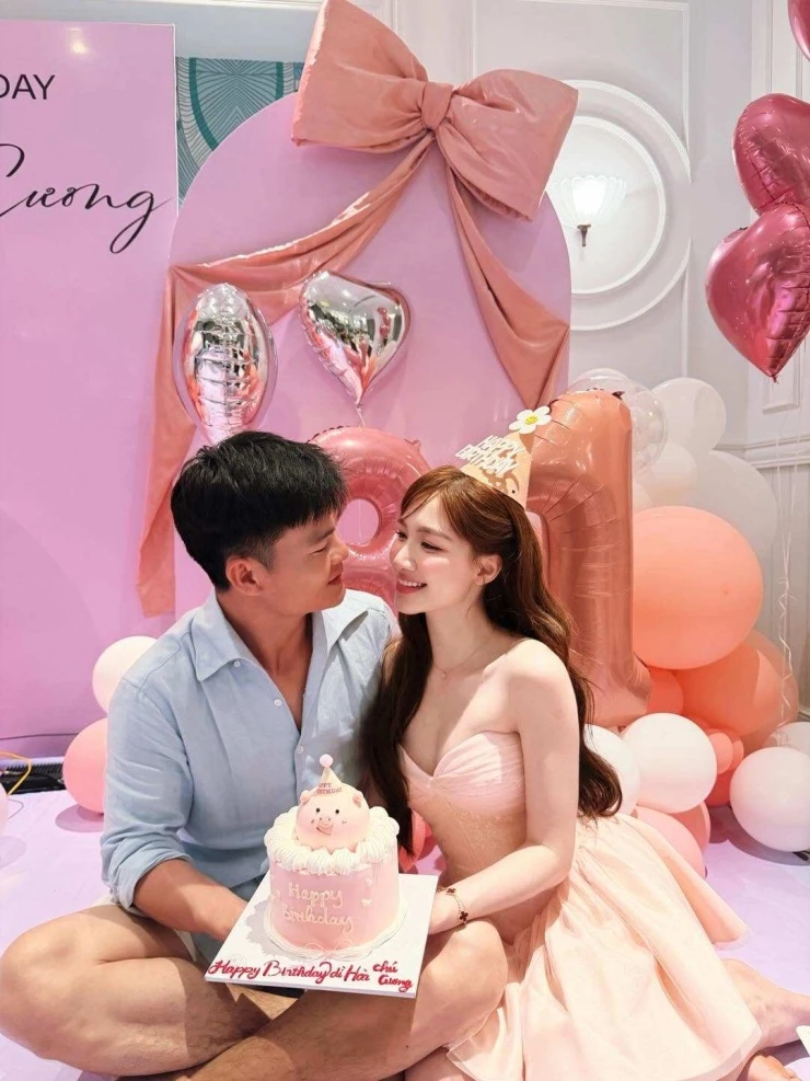 Hòa Minzy nhí nhảnh bên chồng sắp cưới