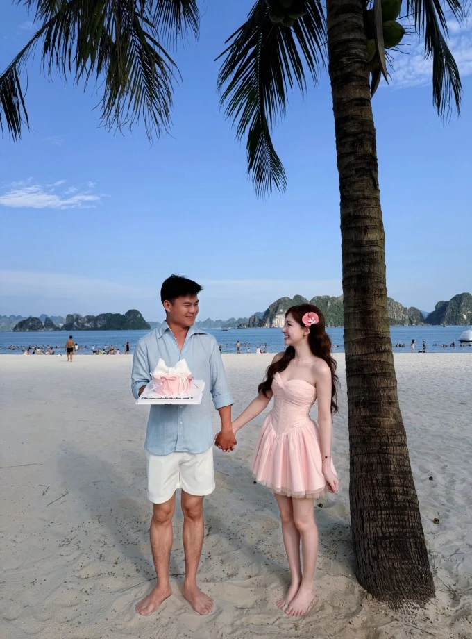 Hòa Minzy và bạn trai Văn Cương hôn nhau đắm đuối trước mặt con