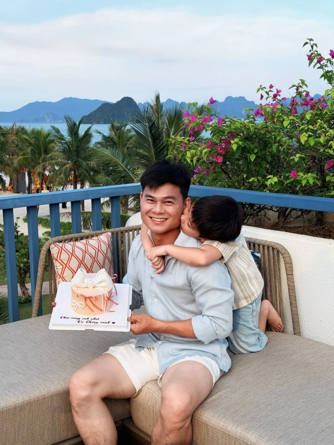 Hòa Minzy và bạn trai Văn Cương hôn nhau đắm đuối trước mặt con
