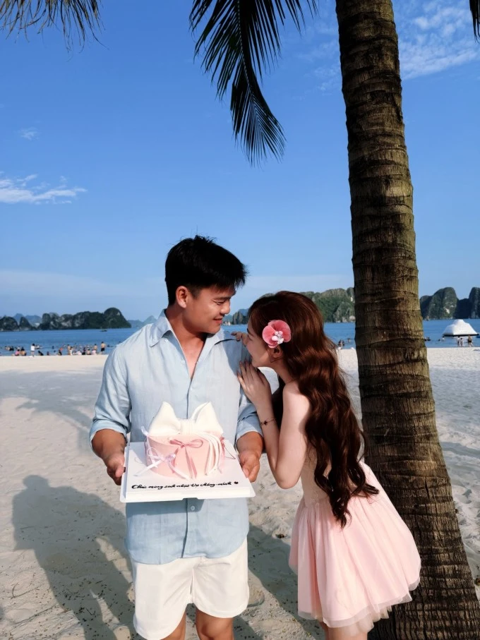 Hòa Minzy và bạn trai Văn Cương hôn nhau đắm đuối trước mặt con
