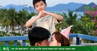 Hòa Minzy và bạn trai Văn Cương hôn nhau đắm đuối trước mặt con