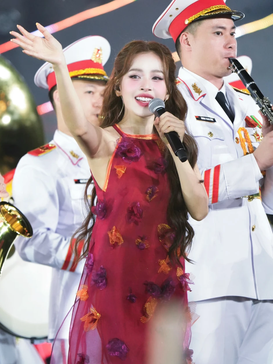 Hòa Minzy và mỹ nhân đẹp nhất Việt Nam: Ai hơn ai? Hòa Minzy và mỹ nhân đẹp nhất Việt Nam: Ai hơn ai?