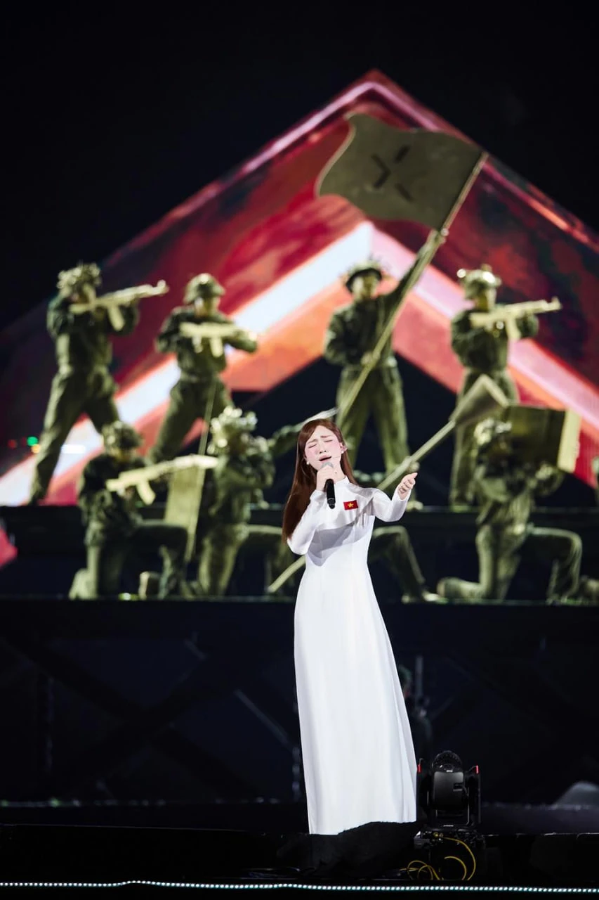 Hòa Minzy và mỹ nhân đẹp nhất Việt Nam: Ai hơn ai? Hòa Minzy và mỹ nhân đẹp nhất Việt Nam: Ai hơn ai?