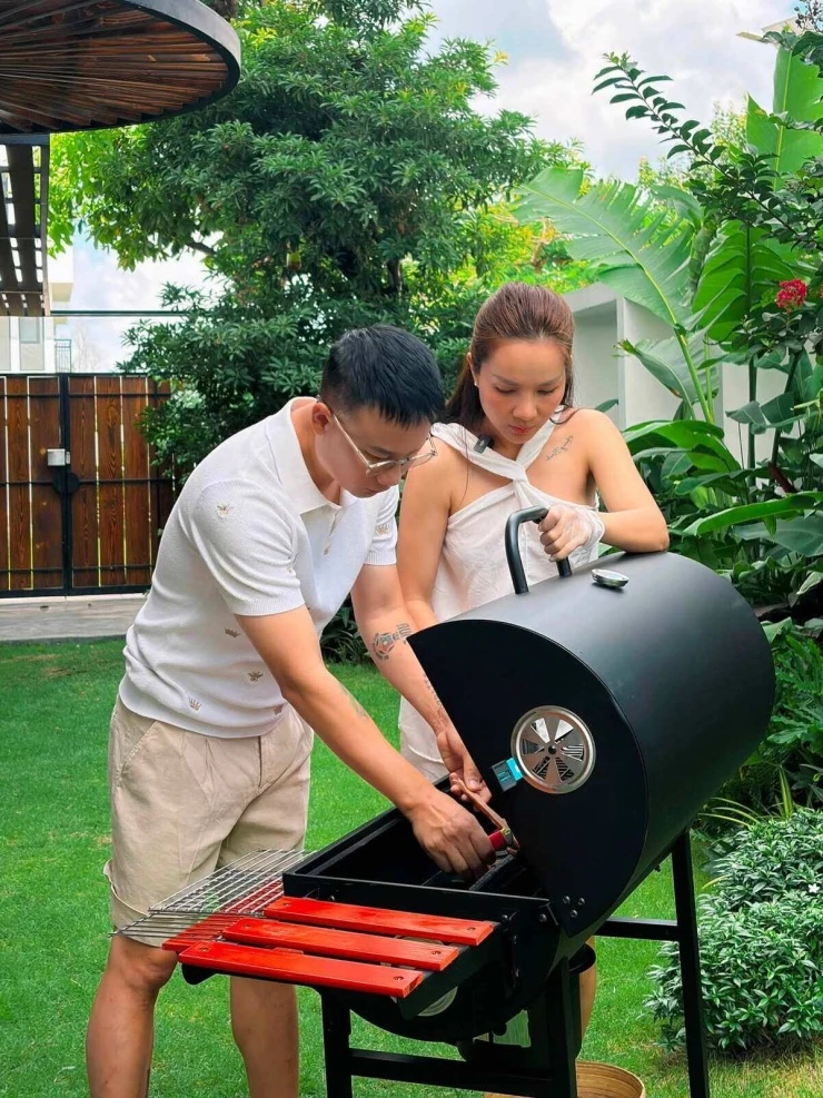 Hoa trái nở rộ trong biệt thự vùng ven của vợ chồng Hoàng Bách