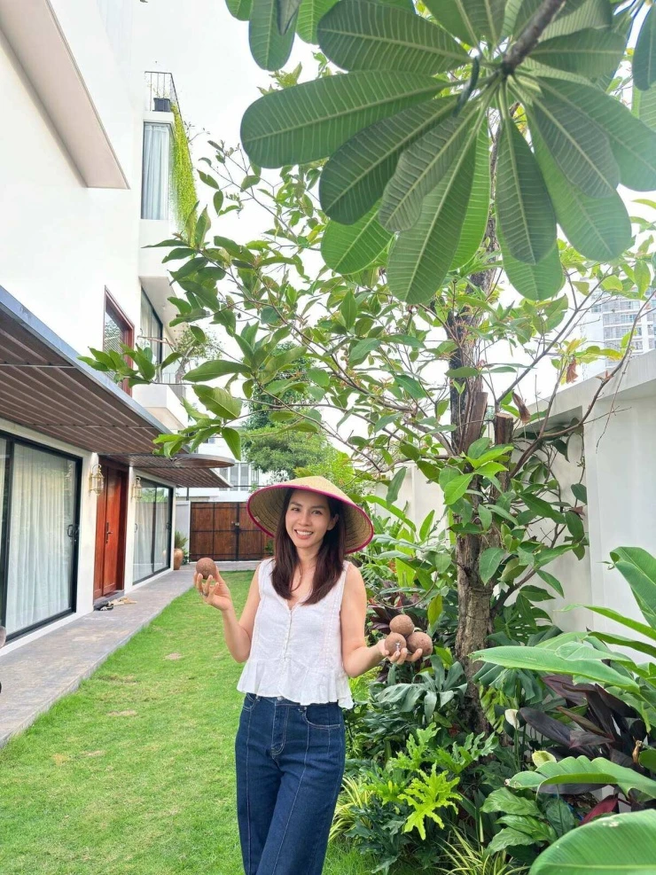 Hoa trái nở rộ trong biệt thự vùng ven của vợ chồng Hoàng Bách