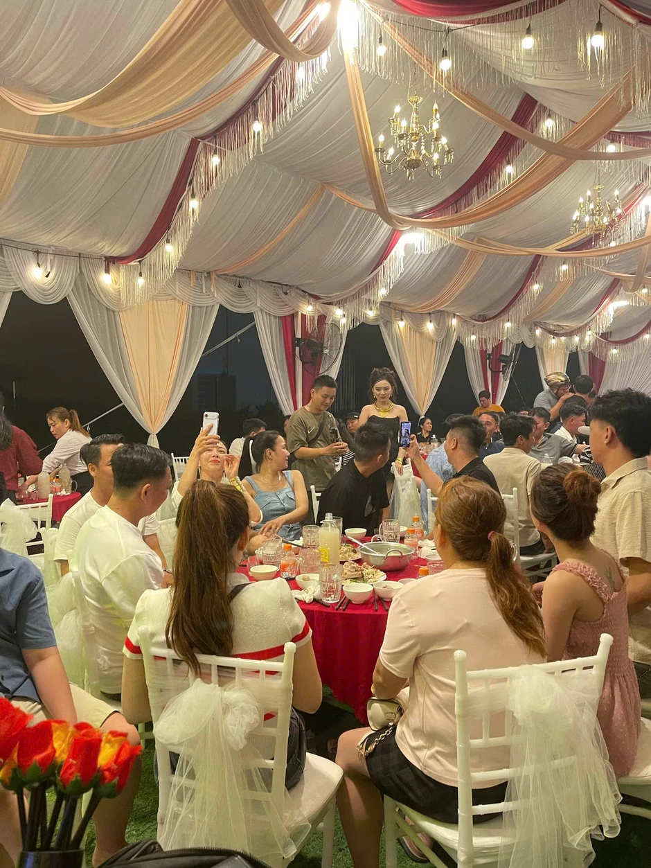 Hoài Lâm hát trong tiệc cưới