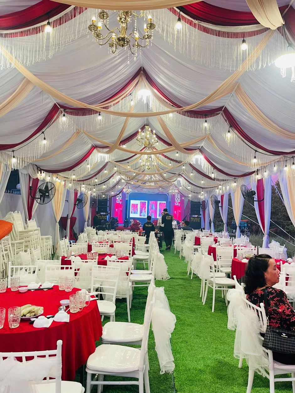 Hoài Lâm hát trong tiệc cưới
