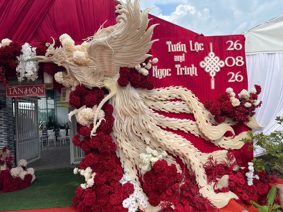 Hoài Lâm hát trong tiệc cưới