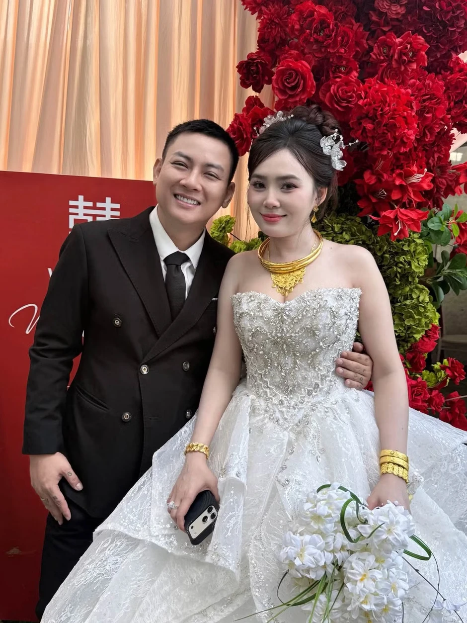 Hoài Lâm hát trong tiệc cưới