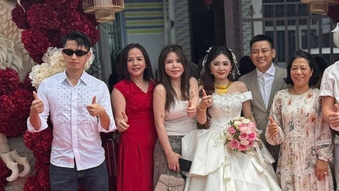 Hoài Lâm lái xe máy đèo cô dâu về nhà