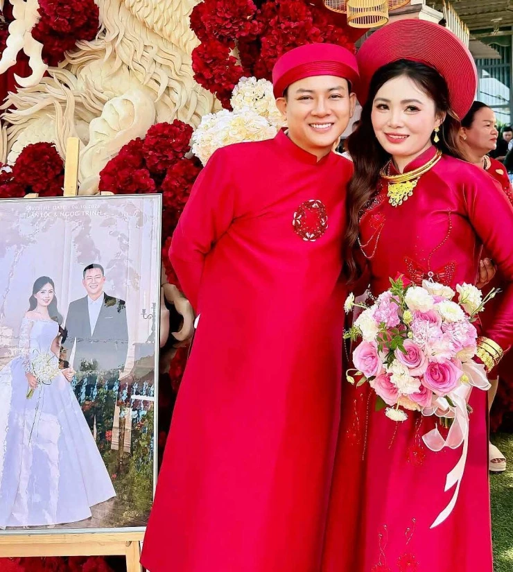 Hoài Lâm lái xe máy đèo cô dâu về nhà