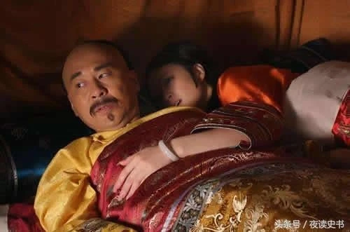 Hoàng đế vừa sủng ái phi tần, thái giám lập tức "mời nước": Luật ngầm phía sau khiến hậu thế bất ngờ