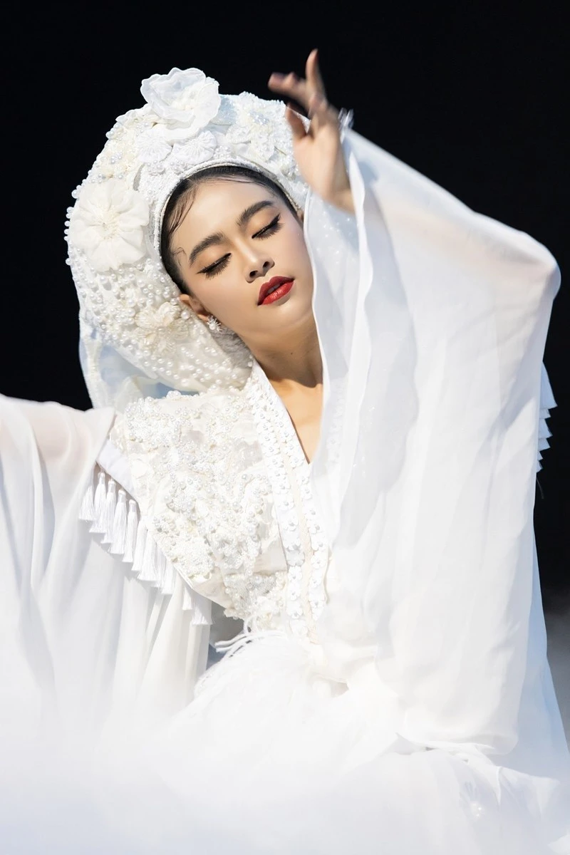 Hoàng Thùy Linh bị gọi tên