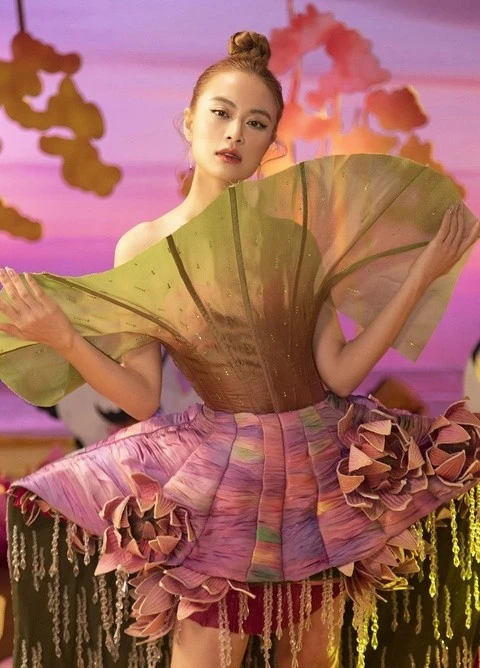 Hoàng Thùy Linh bị gọi tên