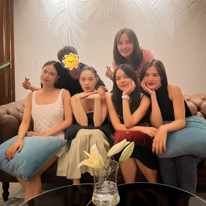 Hội bạn "đắt giá" nhất Vbiz tụ họp, nhìn mặt mộc quá đỉnh đố ai biết tuổi thật Hội bạn "đắt giá" nhất Vbiz tụ họp, nhìn mặt mộc quá đỉnh đố ai biết tuổi thật