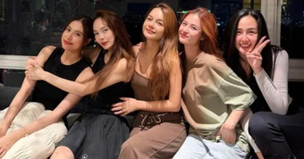 Hội bạn "đắt giá" nhất Vbiz tụ họp, nhìn mặt mộc quá đỉnh đố ai biết tuổi thật
