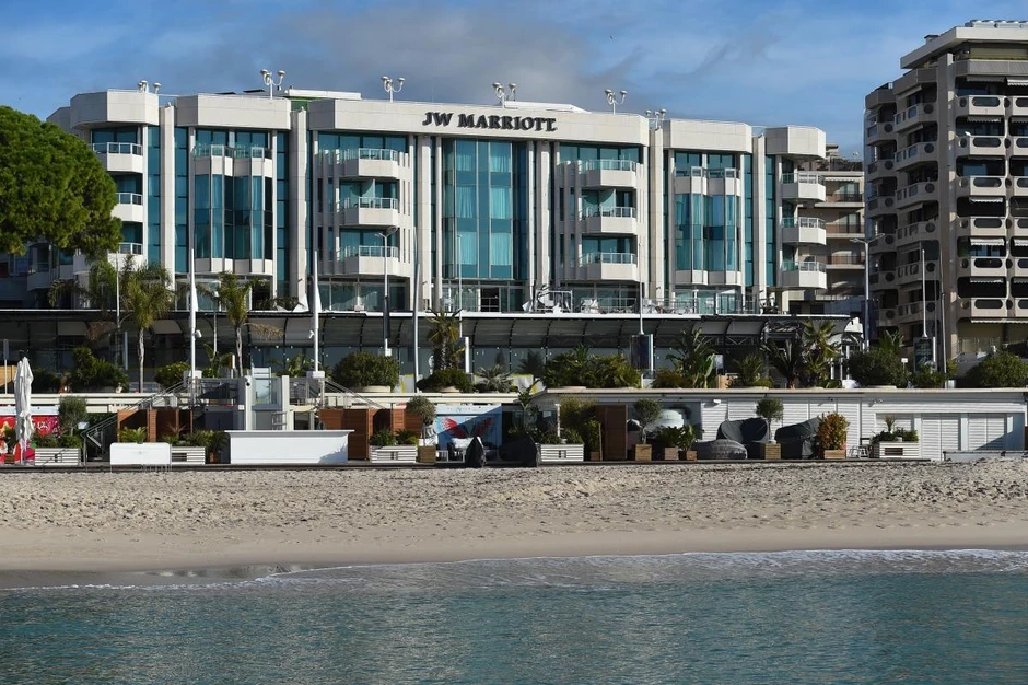 Hỗn loạn tại Cannes: Khách sạn 5 sao tổ chức tiệc khai mạc bất ngờ rung lắc dữ dội, hàng loạt sao hạng A tháo chạy thoát thân