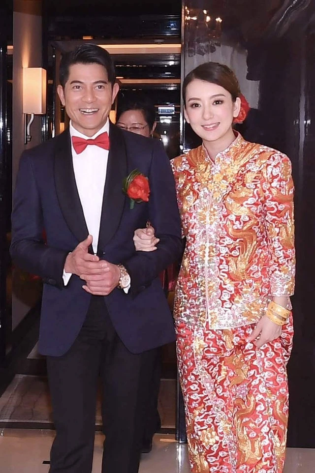 Hôn nhân lạ lùng của nam ca sĩ "giữ của" nhất showbiz: Hơn bố vợ 2 tuổi, phải chia phòng ngủ riêng với vợ hot girl Hôn nhân lạ lùng của nam ca sĩ "giữ của" nhất showbiz: Hơn bố vợ 2 tuổi, phải chia phòng ngủ riêng với vợ hot girl