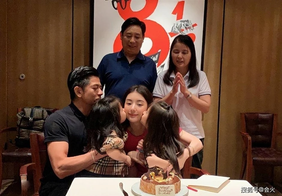 Hôn nhân lạ lùng của nam ca sĩ "giữ của" nhất showbiz: Hơn bố vợ 2 tuổi, phải chia phòng ngủ riêng với vợ hot girl Hôn nhân lạ lùng của nam ca sĩ "giữ của" nhất showbiz: Hơn bố vợ 2 tuổi, phải chia phòng ngủ riêng với vợ hot girl