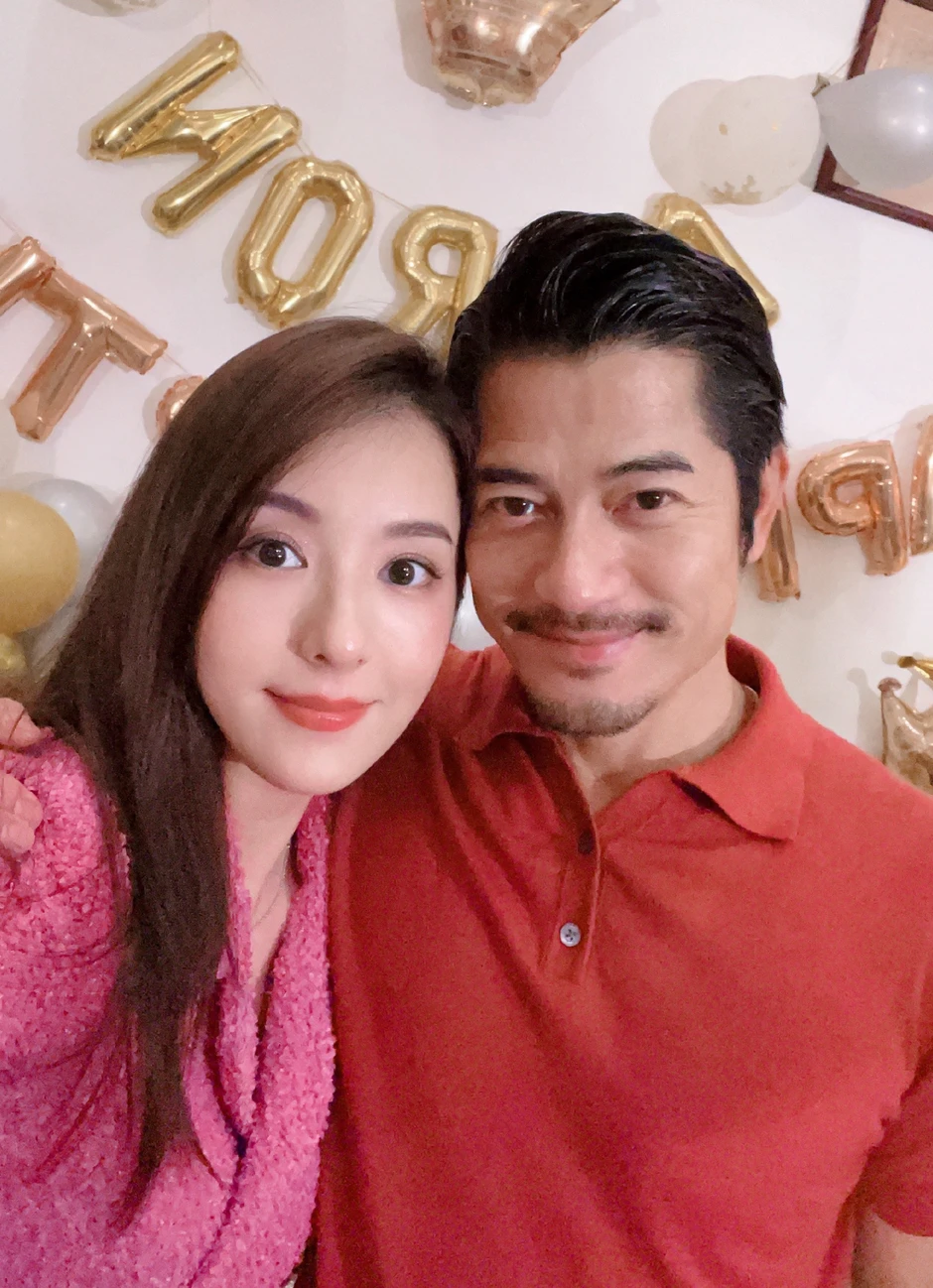 Hôn nhân lạ lùng của nam ca sĩ "giữ của" nhất showbiz: Hơn bố vợ 2 tuổi, phải chia phòng ngủ riêng với vợ hot girl Hôn nhân lạ lùng của nam ca sĩ "giữ của" nhất showbiz: Hơn bố vợ 2 tuổi, phải chia phòng ngủ riêng với vợ hot girl