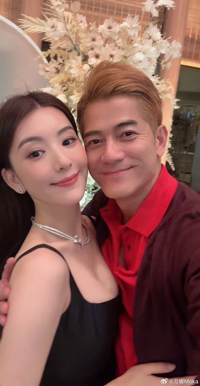 Hôn nhân lạ lùng của nam ca sĩ "giữ của" nhất showbiz: Hơn bố vợ 2 tuổi, phải chia phòng ngủ riêng với vợ hot girl Hôn nhân lạ lùng của nam ca sĩ "giữ của" nhất showbiz: Hơn bố vợ 2 tuổi, phải chia phòng ngủ riêng với vợ hot girl