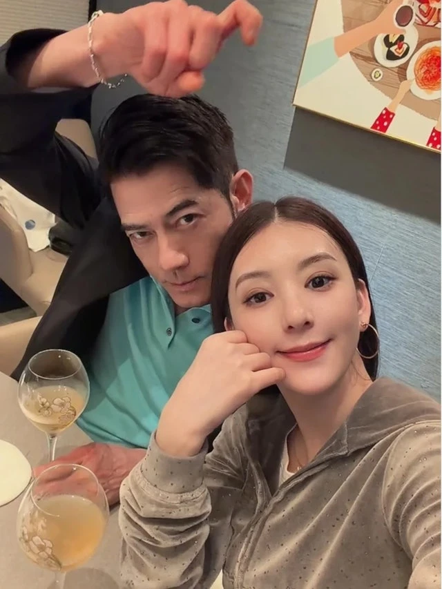 Hôn nhân lạ lùng của nam ca sĩ "giữ của" nhất showbiz: Hơn bố vợ 2 tuổi, phải chia phòng ngủ riêng với vợ hot girl Hôn nhân lạ lùng của nam ca sĩ "giữ của" nhất showbiz: Hơn bố vợ 2 tuổi, phải chia phòng ngủ riêng với vợ hot girl