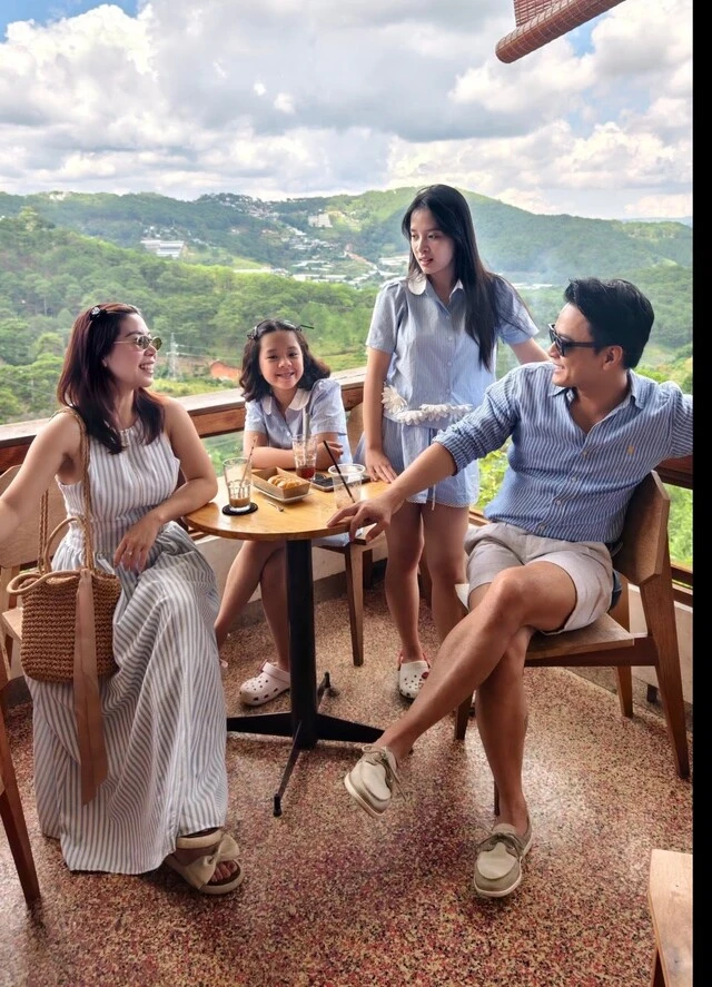 Hồng Đăng gây chú ý khi đưa vợ con du lịch xuyên Việt 21 ngày
