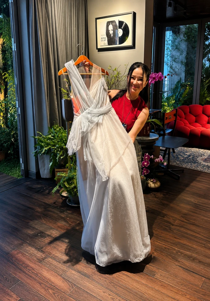 Hồng Nhung đấu giá váy ủng hộ bệnh nhân ung thư vú Hồng Nhung đấu giá váy ủng hộ bệnh nhân ung thư vú