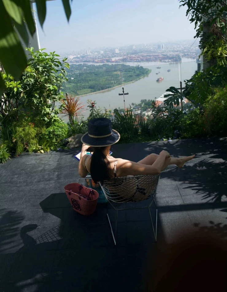 Hồng Nhung diện bikini, tắm nắng ở ban công penthouse 650 m2