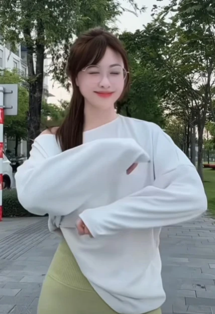 Hot girl chạy bộ khởi động nhẹ nhàng cũng dư sức thu hút triệu ánh nhìn