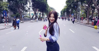 Hot girl phố đi bộ Hà Nội là mỹ nhân đẹp nhất thế giới nay hết thời lặn mất tăm