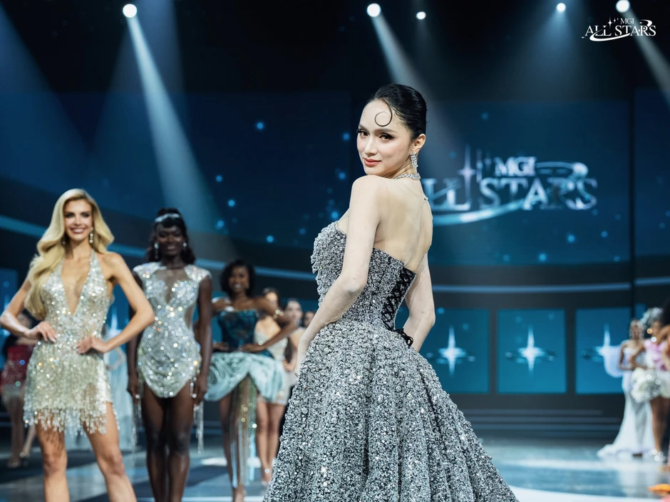 Hương Giang chiếm sạch spotlight đêm thi đầu tại Miss Grand, đang catwalk thì đột nhiên phun lửa